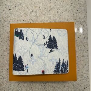 LOUIS VUITTON White Ski
Bifold Wallet